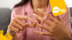 Mulher tirando anel/aliança